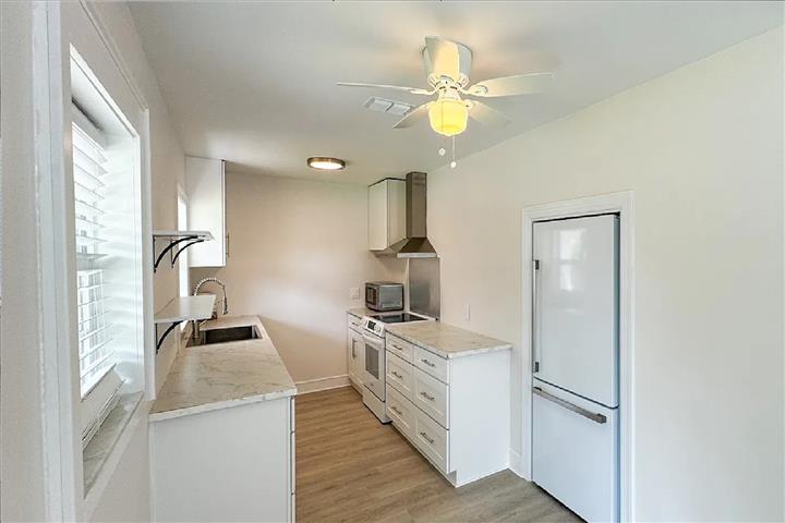 $1350 : Renovated Charming 3-Bedroom image 3