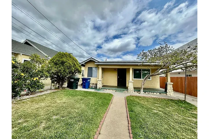 $3000 : *Casa de 3 habitaciones en LA* image 1