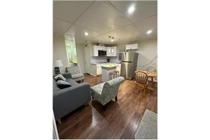 $1000 : Rental property with 1 bedro image 1