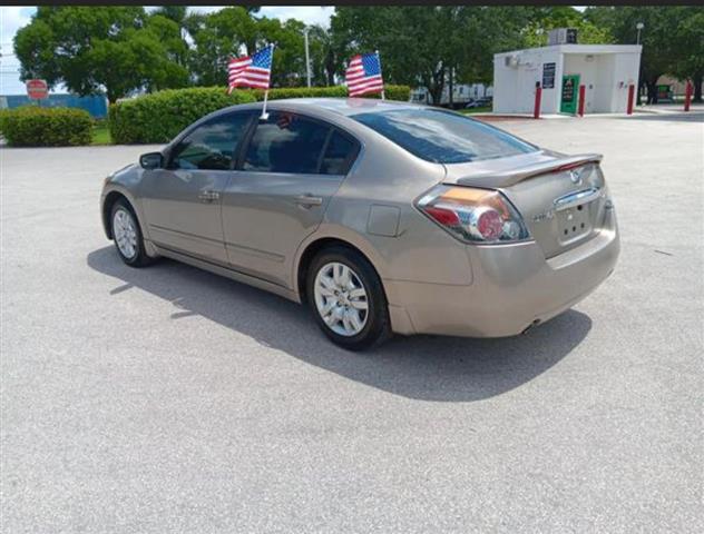 $3900 : Nissan altima 2012 image 1