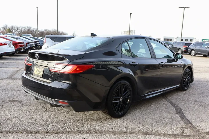 $27488 : 2025 Camry SE image 4