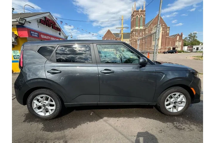 $19995 : 2023 Soul LX image 9