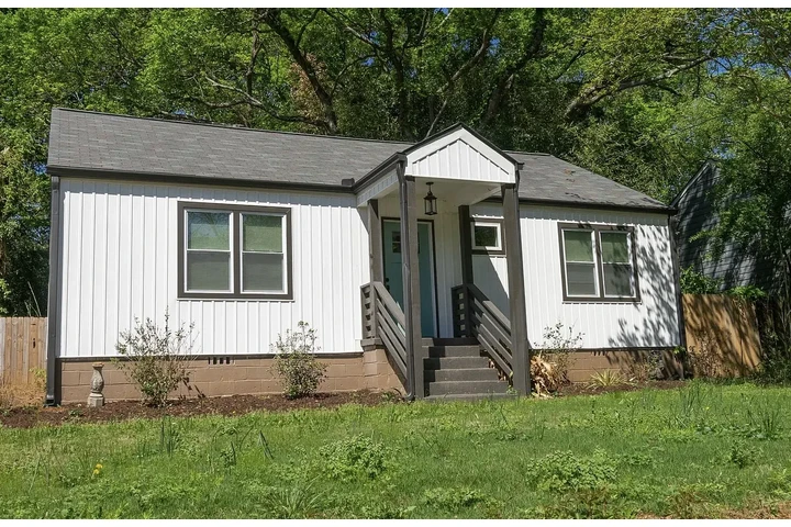 $1800 : Live in our charming 3-bedroom image 4