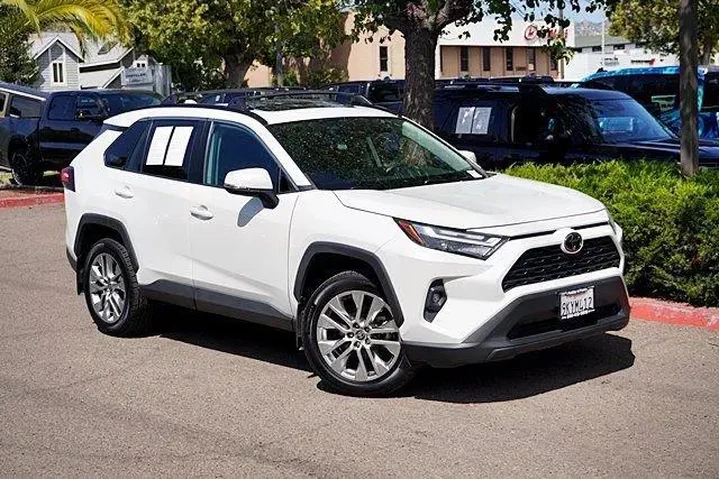 $32985 : Toyota RAV4 2024 XLE Premium image 3