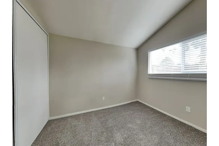 $2400 : 3 Bedroom home Available in LA image 5