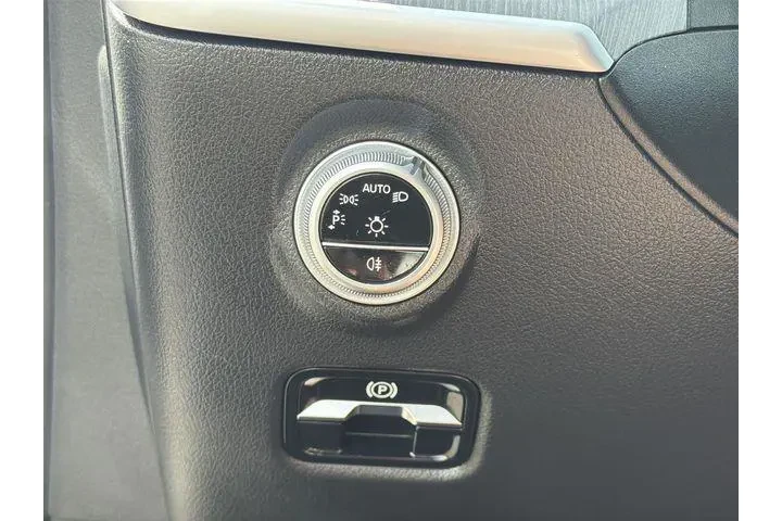 $38323 : Mercedes-Benz C-Class 2024 C image 9