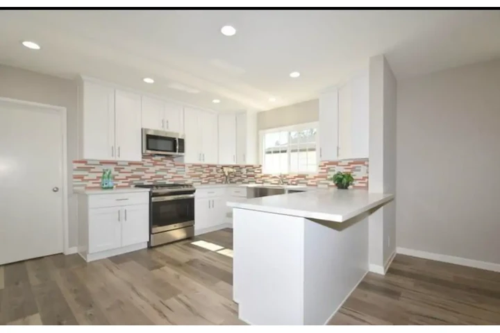 $2500 : 3Beds 2Baths N Kenmore Ave, LA image 5