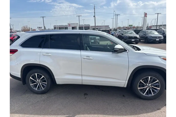 $23999 : 2017 Highlander XLE image 4