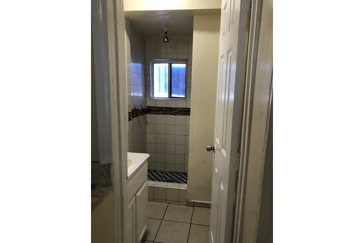 $1295 : Single, utilities included Ing image 4