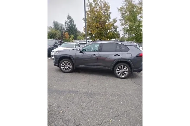 $29988 : Toyota RAV4 2021 AWD XLE Pre image 3