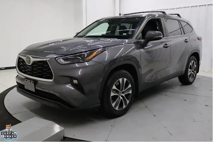 $32756 : Toyota Highlander 2023 LE 4d image 10