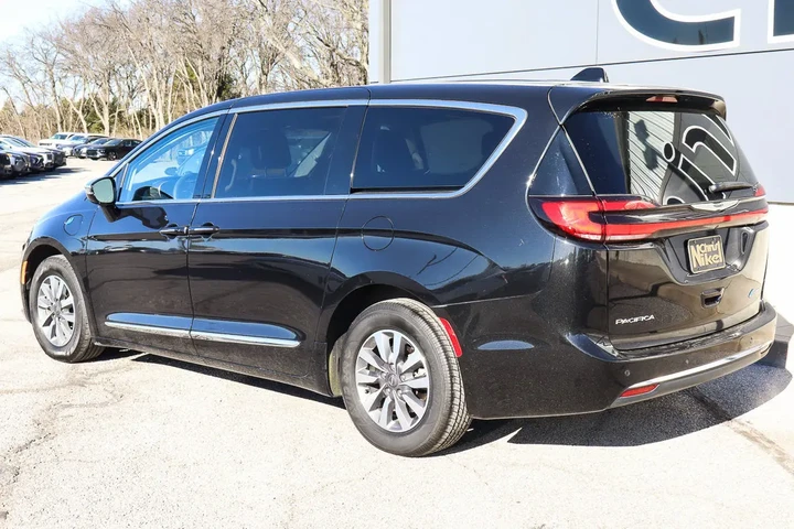 $27988 : 2023 Pacifica Hybrid Limited image 6