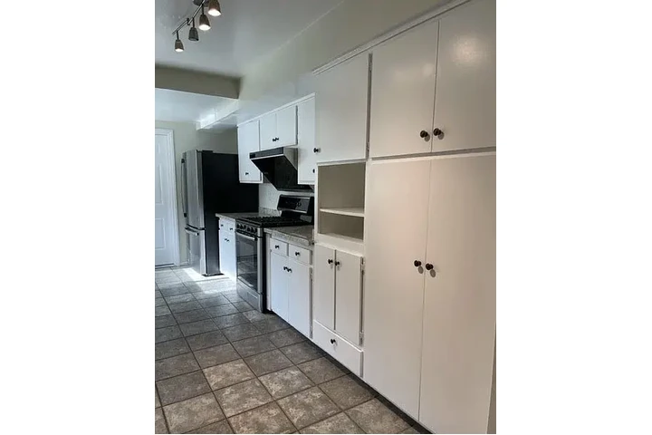 $1870 : Single story two bedroom and t image 5