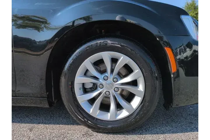 $21856 : Chrysler 300 2022 Touring 4d image 10