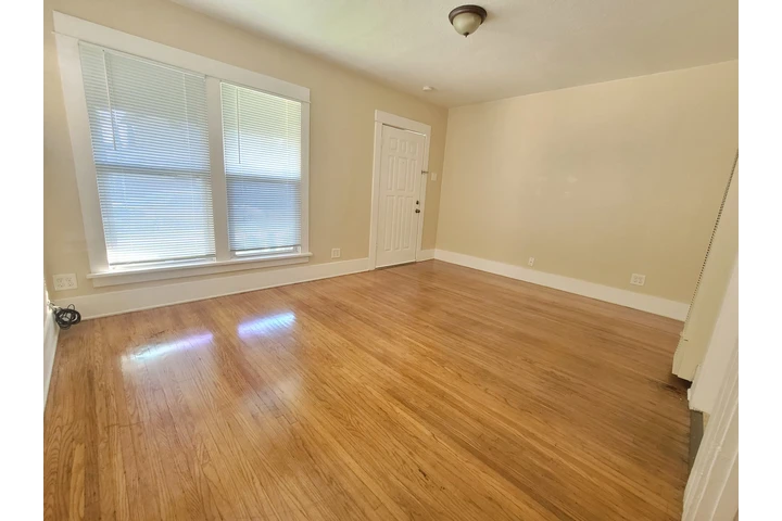 $1750 : 1 Bedroom Apartment For Rent image 3
