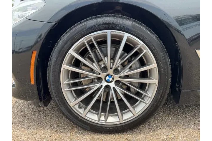 2019 BMW 5 Series 540i image 9
