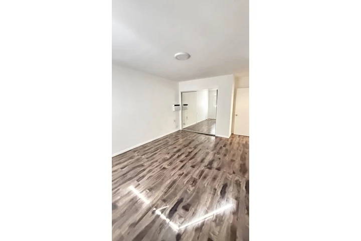 $1980 : 2 Bedroom Apt in James M Wood image 9