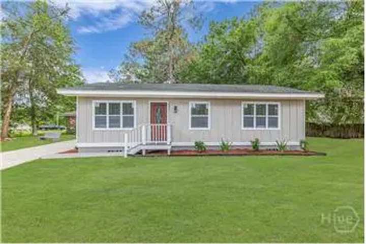 $1950 : Rental property with 3 bedro image 2