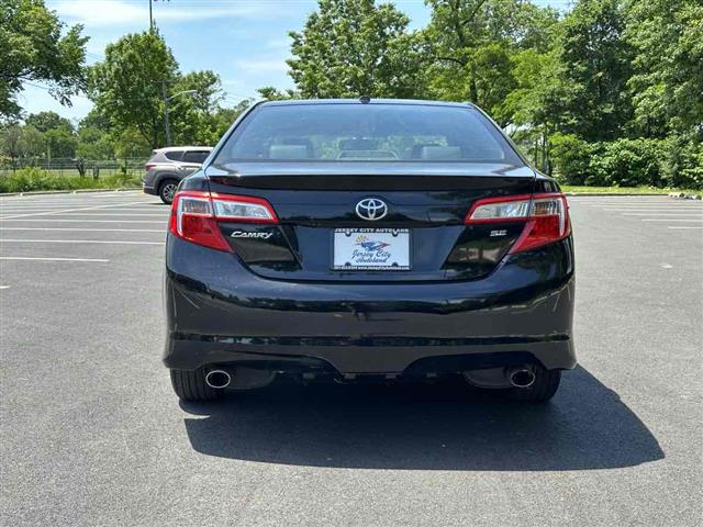 2014 Camry SE image 8