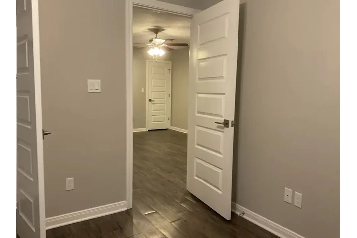 $1050 : 3Bed/2bath image 6