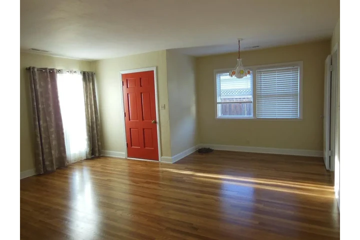 $900 : 2 BR/1 Ba charming cottage dup image 8