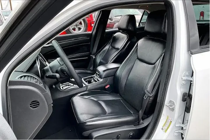 $33417 : Chrysler 300 2023 Touring L image 8