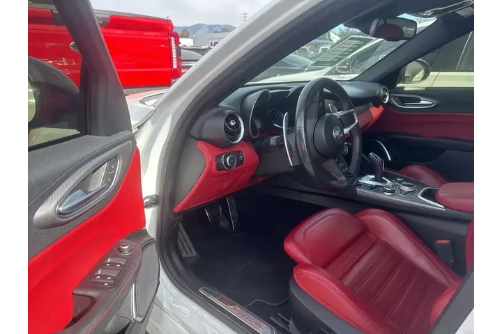 $21626 : Alfa Romeo Giulia 2021 Ti 4d image 5