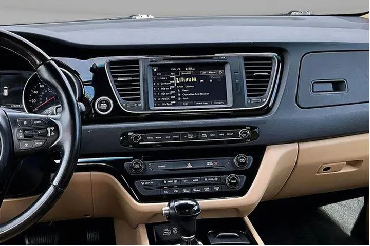 $11000 : Kia Sedona 2015 SX Limited 4 image 9