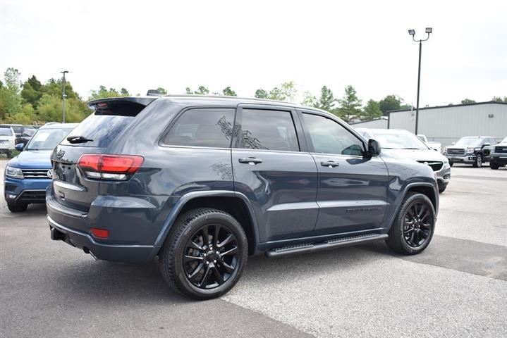 2018 Grand Cherokee Altitude image 9