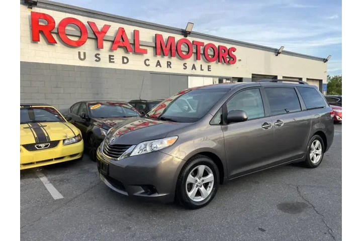 $9900 : 2012 Sienna LE 8-Passenger image 2