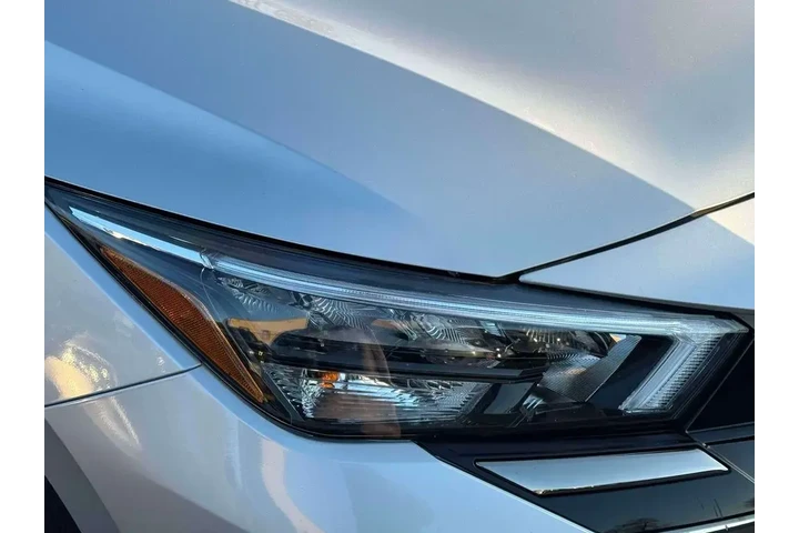 $16795 : Nissan Versa 2025 SR 4dr Sed image 9