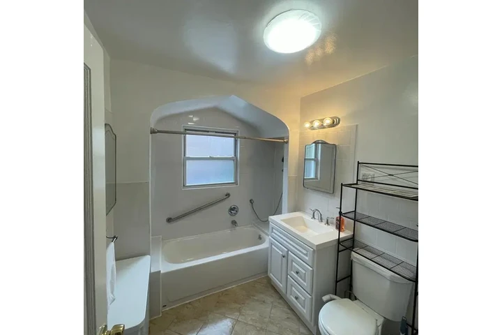 $300 : Rooms For Rent NY. 99 image 3