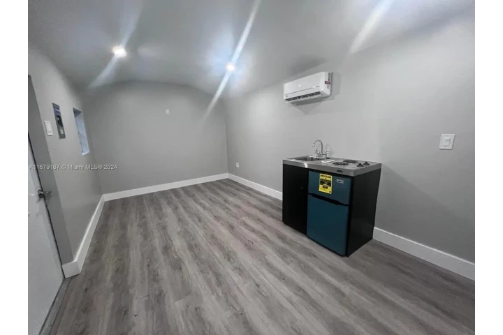 $1300 : Alquiler Residencial Miami image 4