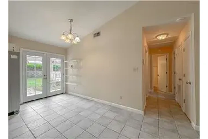 $800 : Rental property with 2 bedro image 9