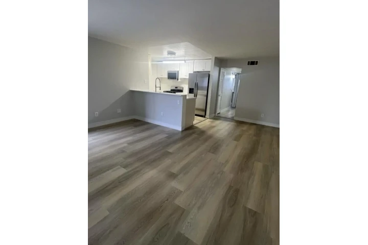 $1100 : APT CON PARKING LOS ANGELES CA image 4