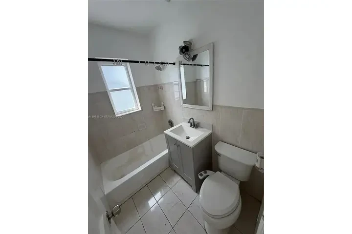 $800 : Spacious and renovated 2 bed ! image 6