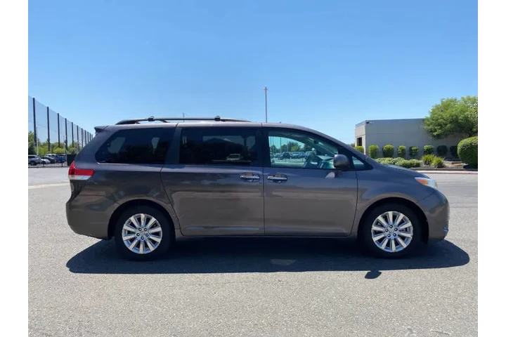 $13495 : 2011 Sienna Limited 7-Passeng image 6