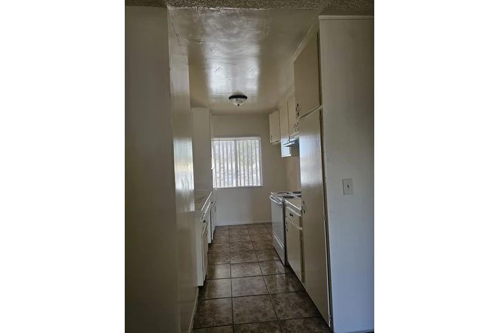 $1900 : 1bed Apt. En  North Hills image 3
