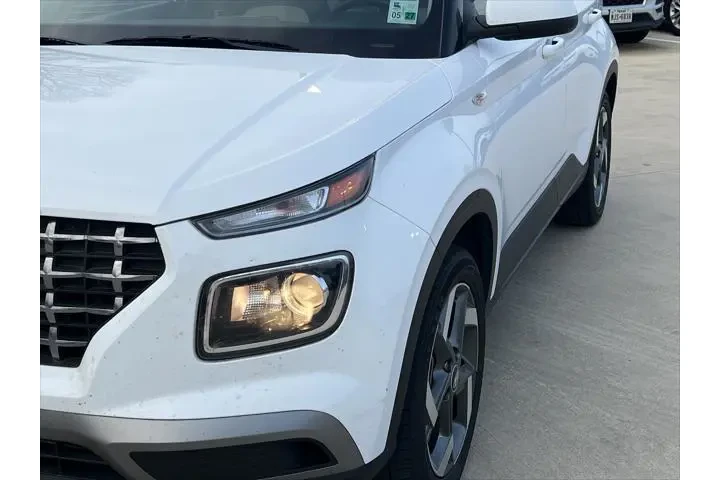 $17499 : Hyundai VENUE 2023 SEL 4dr C image 4