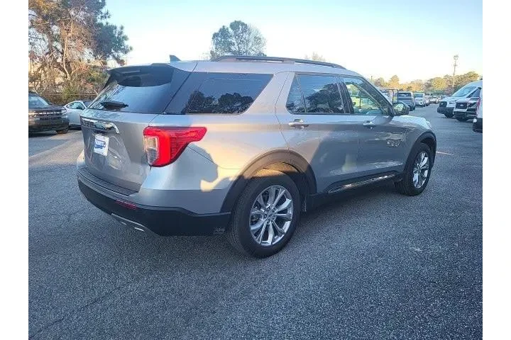 $36299 : Ford Explorer 2024 XLT 4dr S image 2