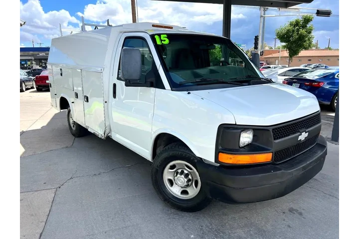 2015 Express G3500 139" image 3