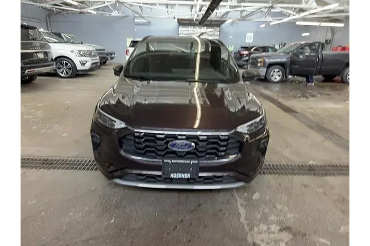 $27964 : Ford Escape 2023 AWD ST-Line image 2