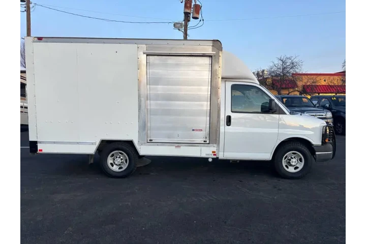 2017 GMC Savana 3500 image 10