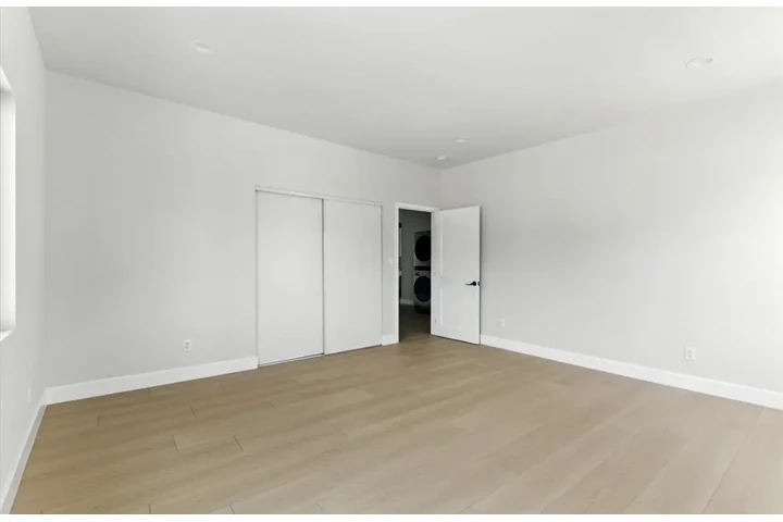 $1980 : 2 Bedroom Apt in James M Wood image 9