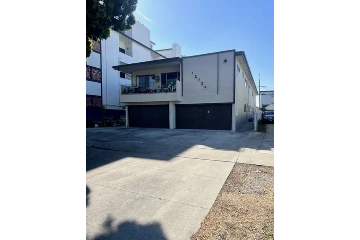 $1200 : Large studio Apt in Los Angele image 1