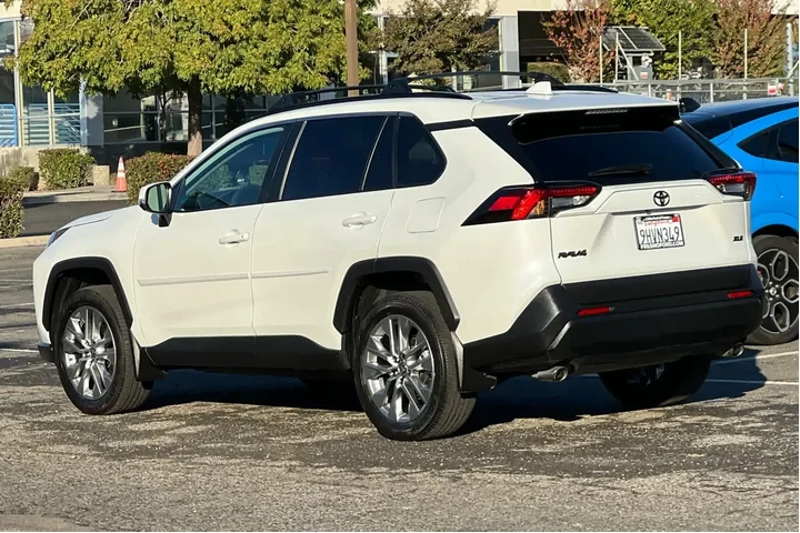 $27000 : Toyota RAV4 2023 XLE Premium image 6