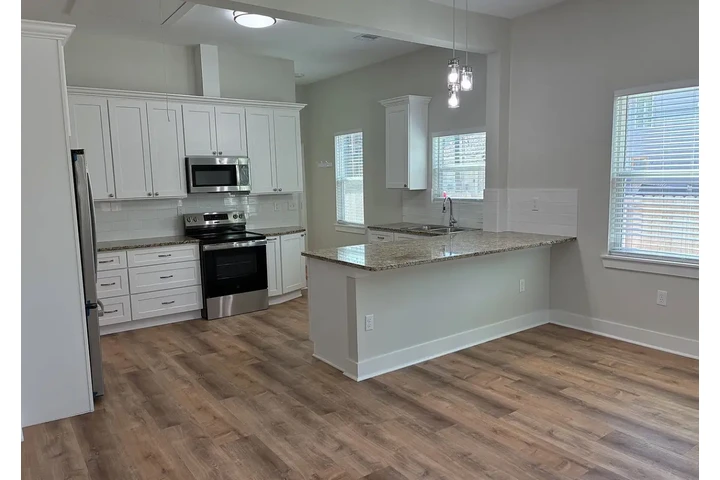 $850 : charm natural  hardwood Home image 3