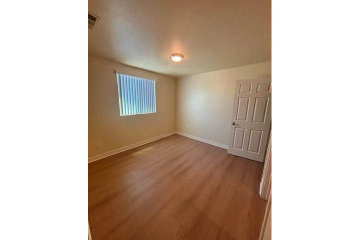 $2300 : 3 Bedroom 2bath in South Gate image 6