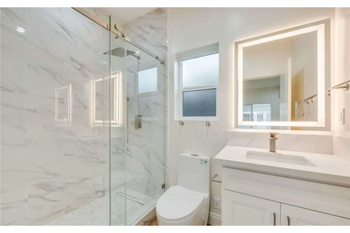 $2100 : 2 Bed House in West Adams Blvd image 6