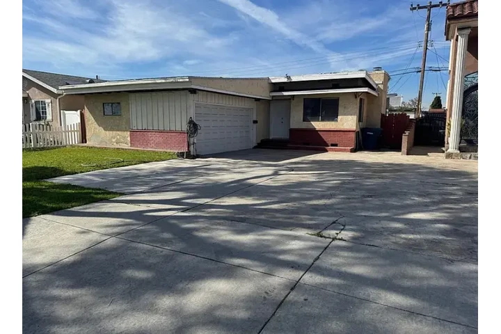 $2198 : charming city of Bellflower! image 2